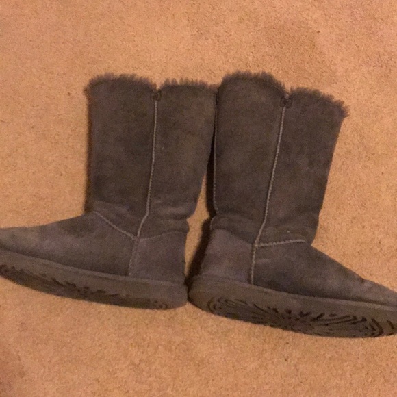 gray button up uggs! - Picture 4 of 4